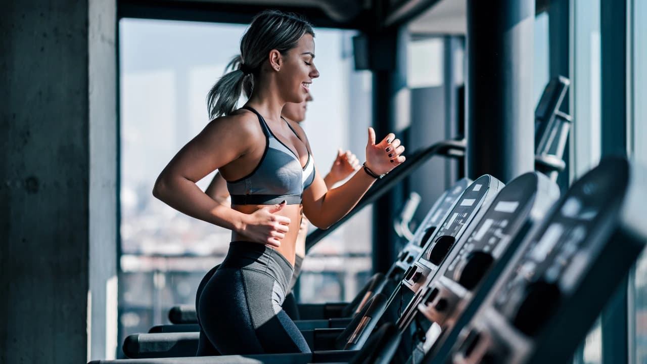Pre-Workout vs Post-Workout Nutrition Guide: What to Eat Before and After Exercise for Better Results